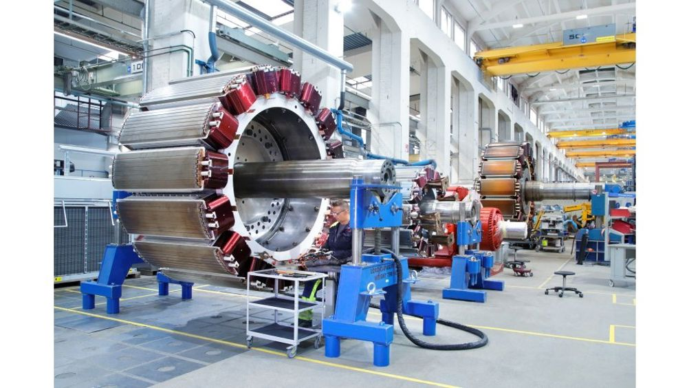 Heavy-duty servo motors with absolute encoders for shipyard panel roll bending machines